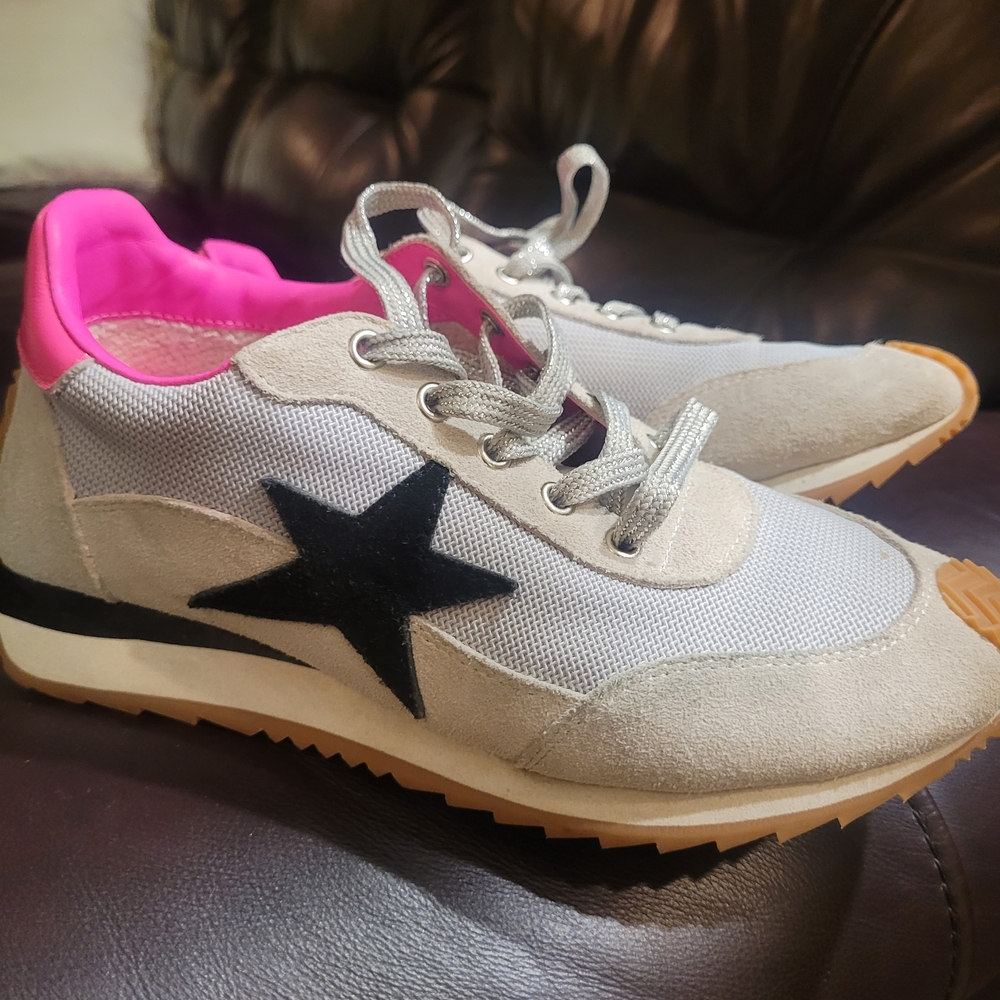 Vintage Havana Women's Sneakers with Black Star and Pink Accent. $17